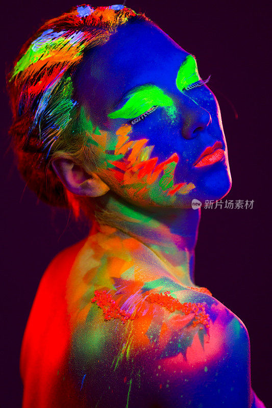女人肖像画与紫外线化妆颜色