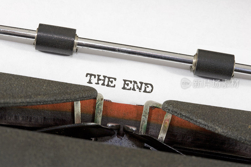 老式打字机，在纸上打出“结尾”