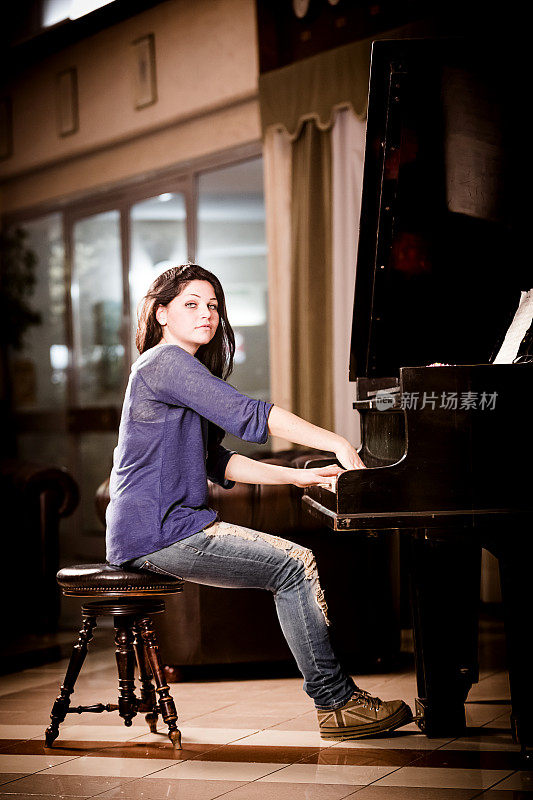 女人玩钢琴