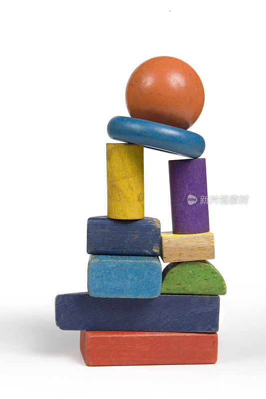 彩色儿童玩具积木上的平衡球