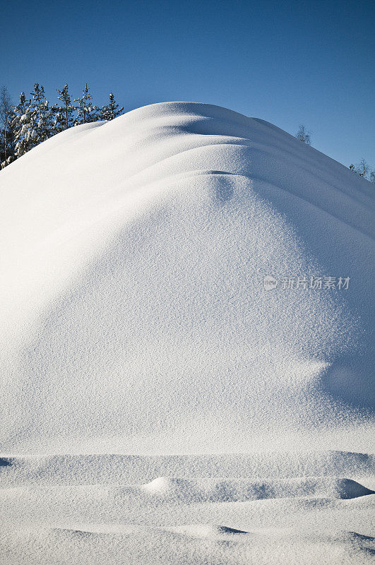 白雪皑皑的小山