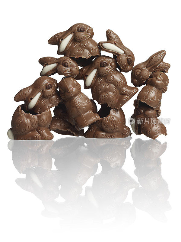 一堆碎巧克力兔子