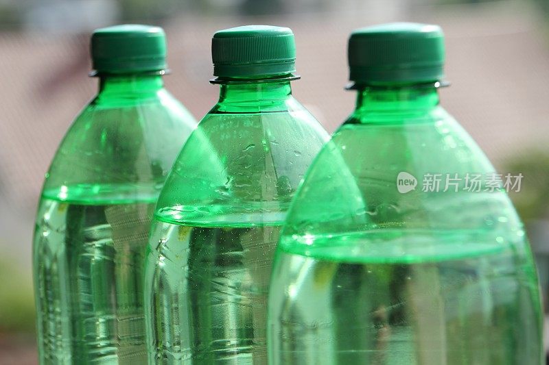 水bottlesin绿色