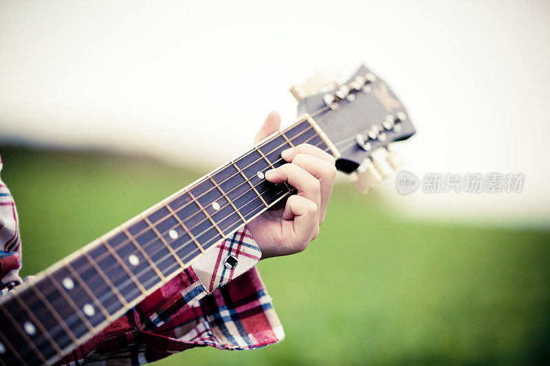 弹吉他