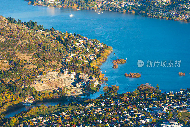 新西兰皇后镇壮观的山峰全景