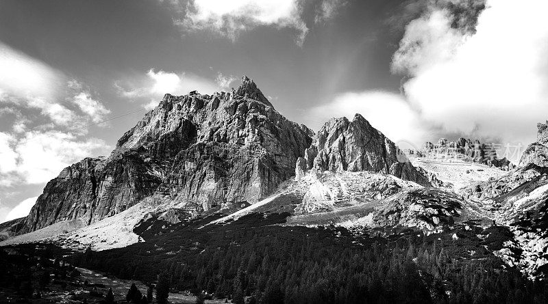 在法扎里戈山口的Dolomites