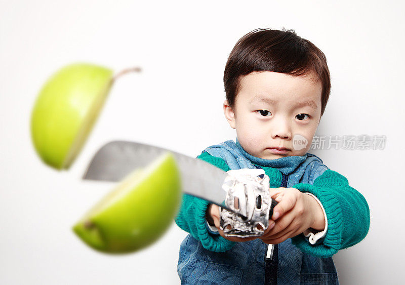 可爱的亚洲儿童切水果