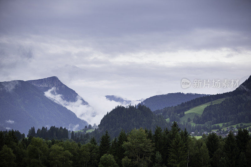 云中阿尔卑斯山山脉的全景