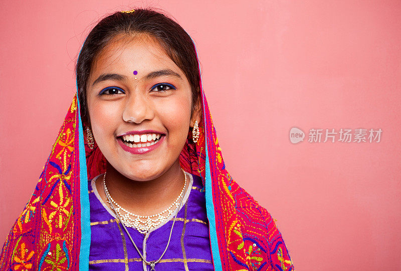 开朗的传统印度迷人的美丽少女