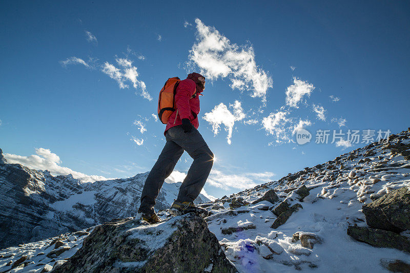 山顶上的徒步旅行者看到了壮观的山景