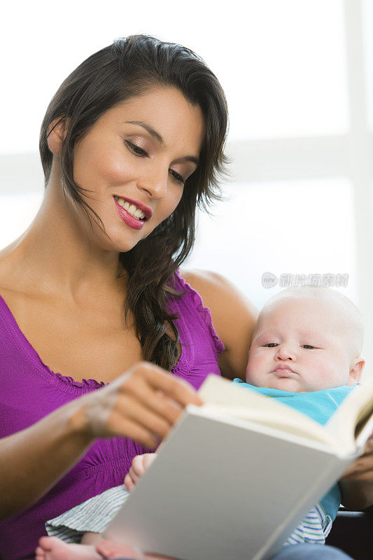 西班牙裔母亲抱着宝宝读故事