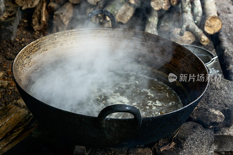 加拉帕戈斯群岛朗姆酒酿造厂的蒸锅