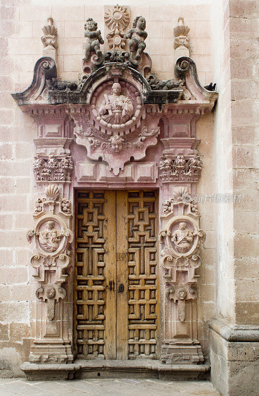 墨西哥塔斯科圣普瑞斯卡教区教堂的门