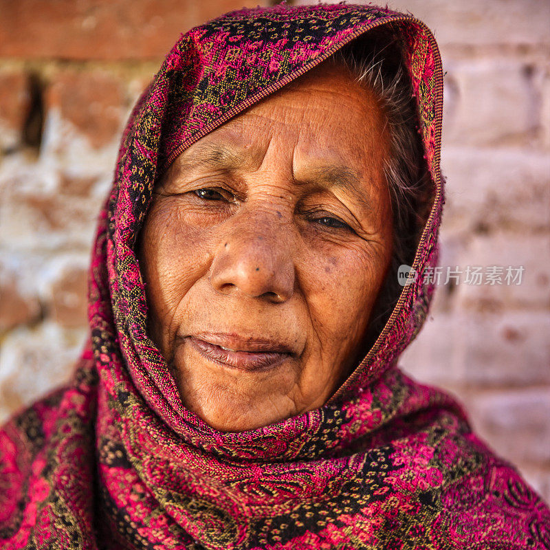 尼泊尔巴德岗的尼泊尔老妇人的肖像