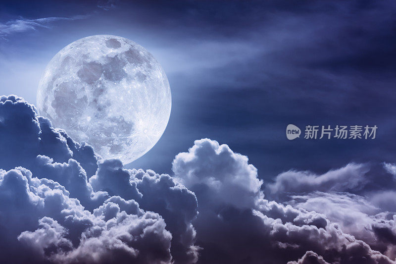 乌云密布的夜空和闪亮的满月。