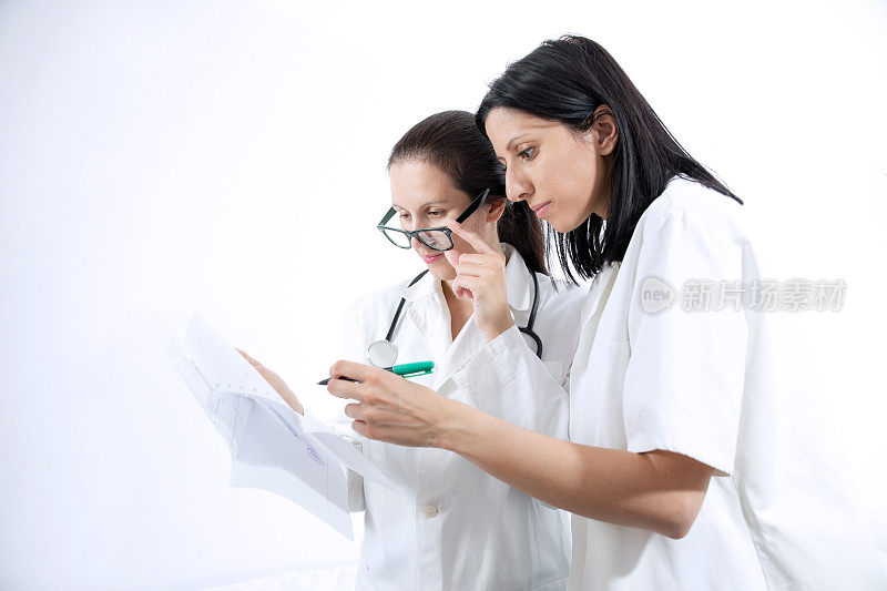 年轻女医生和护士填写医疗文件
