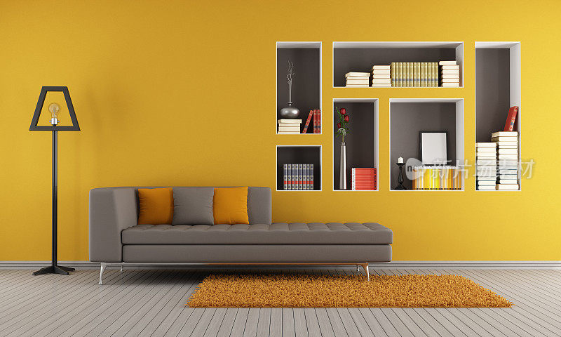 黄色的客厅，内置书架和灰色的沙发