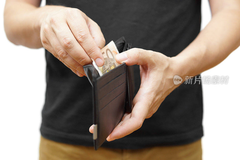 一个手里拿着钱包的男人从钱包里拿出钱来