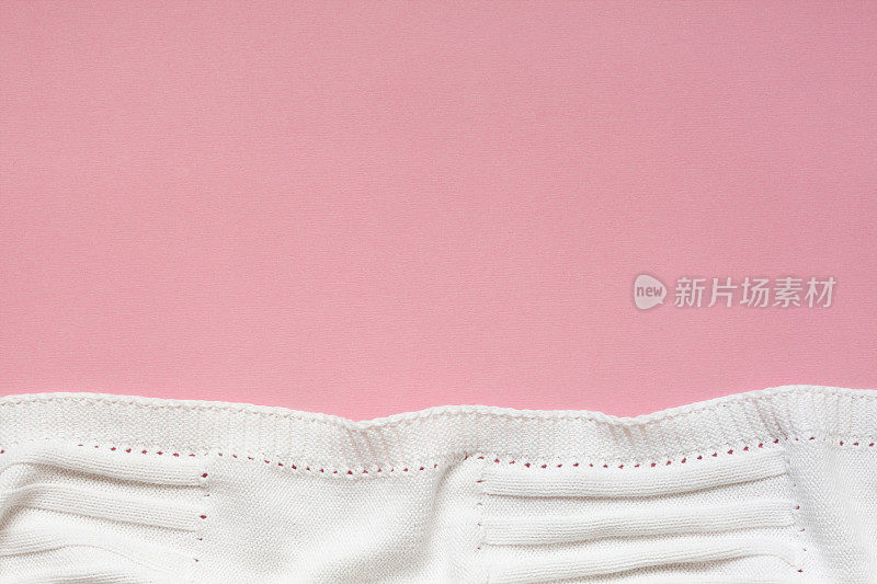 白色婴儿毯子在粉红色的背景