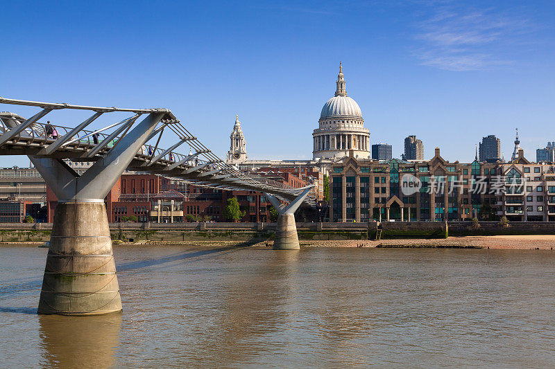 圣保罗大教堂，千禧人行桥和泰晤士河，伦敦，英国。