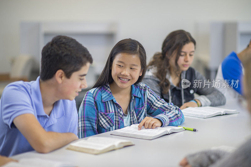 在课堂上学习圣经