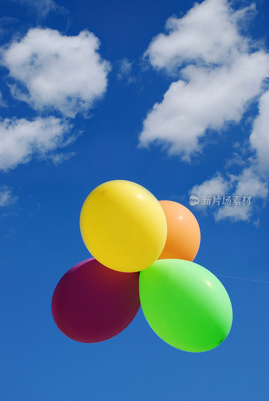 气球，蓝天和白云