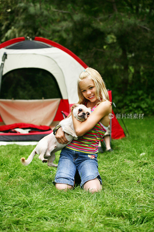 女孩在露营地和狗