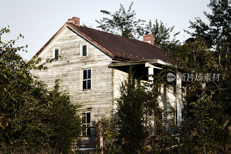 废弃的破旧的房子