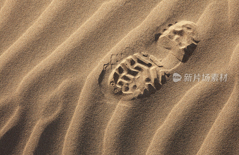 足迹在沙地上