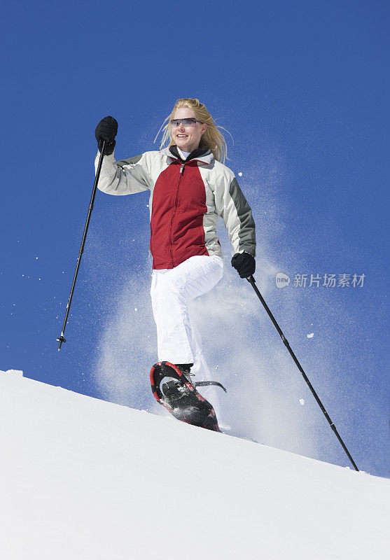 在科罗拉多州穿雪鞋的金发女人