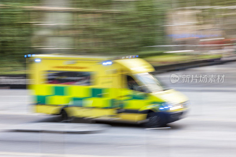 超速行驶的警车或救护车，模糊运动，伦敦，英国