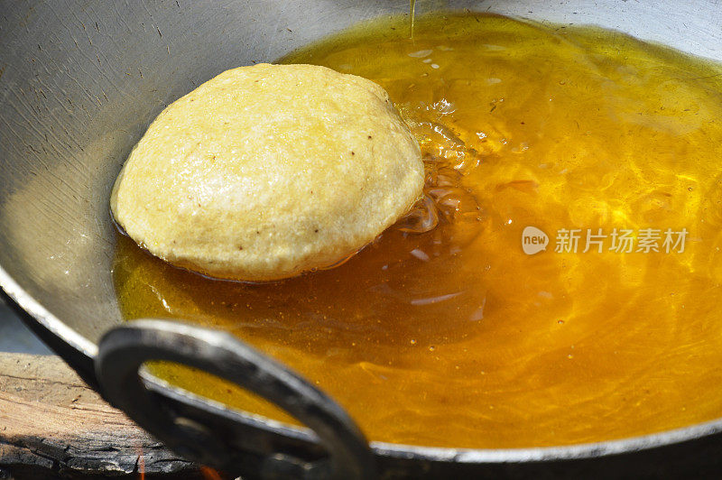 煮锅和Poori(印度菜)