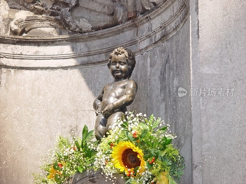 布鲁塞尔的撒尿小童雕像，上面放着鲜花