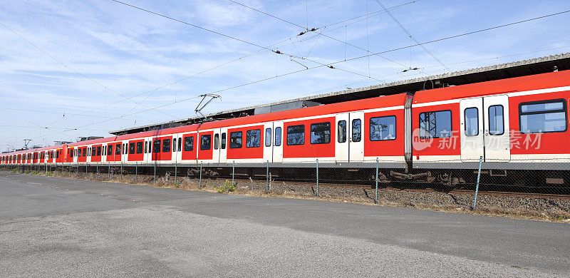 德国S-Bahn列车，在车站等候