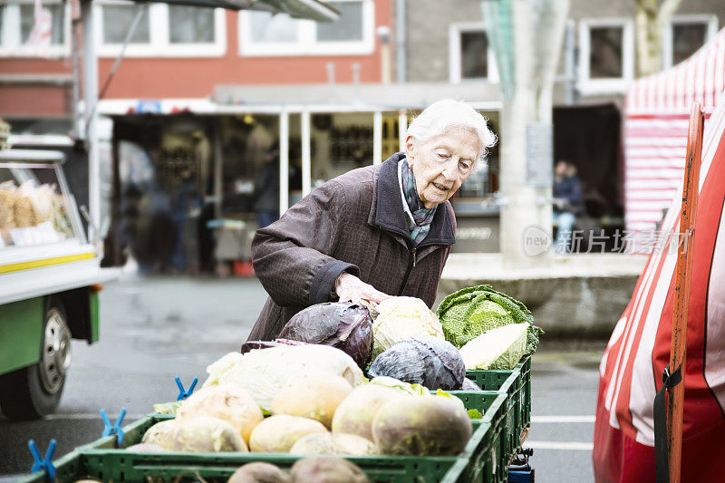 老年人在农贸市场买菜