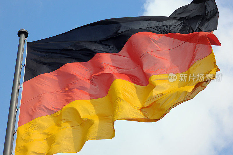 德国国旗和蓝天白云