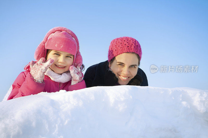 小孩子在雪里玩