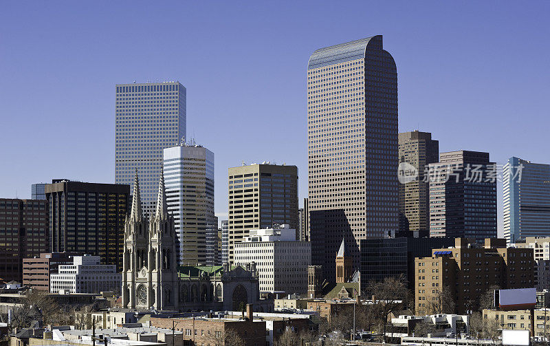 科罗拉多州丹佛市中心的天际线显示大教堂和办公楼摩天大楼