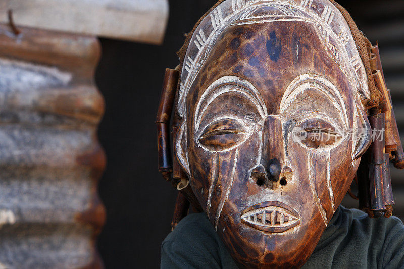 非洲男孩部落面具