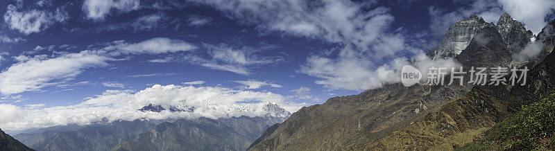 喜马拉雅山云山王国全景尼泊尔