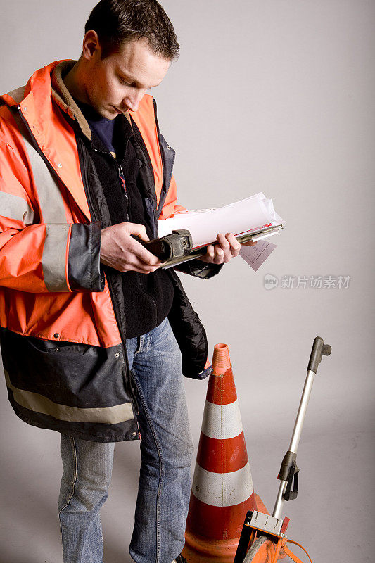 工程师测量建筑工地的尺寸