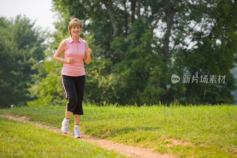 喜欢在公园里慢跑的成熟女人