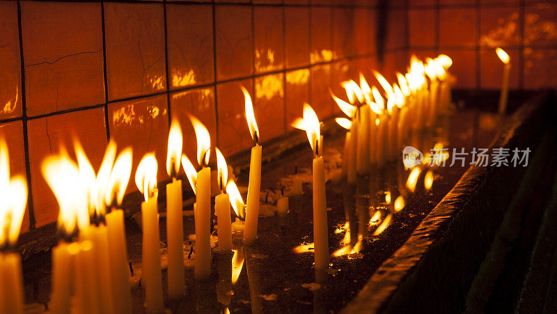 天主教教堂里的蜡烛。