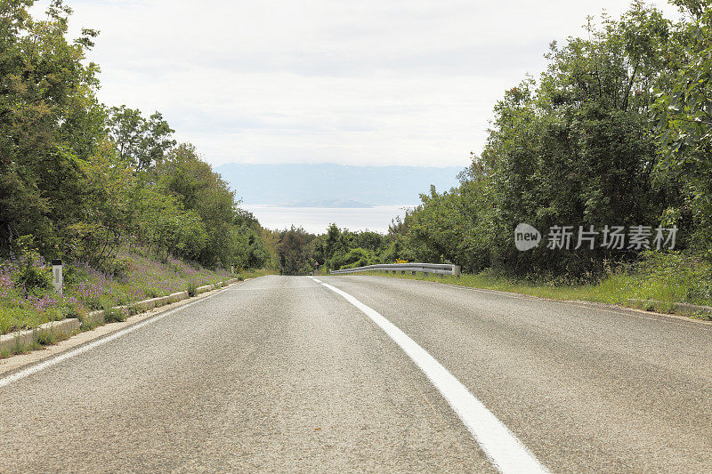 位于克罗地亚的地中海沿岸，有乡村公路和岛屿