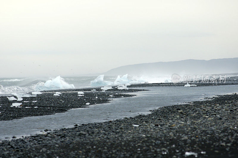 Jokulsarlon礁湖附近海岸上的冰山