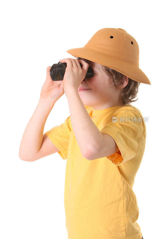 男孩用双筒望远镜搜寻