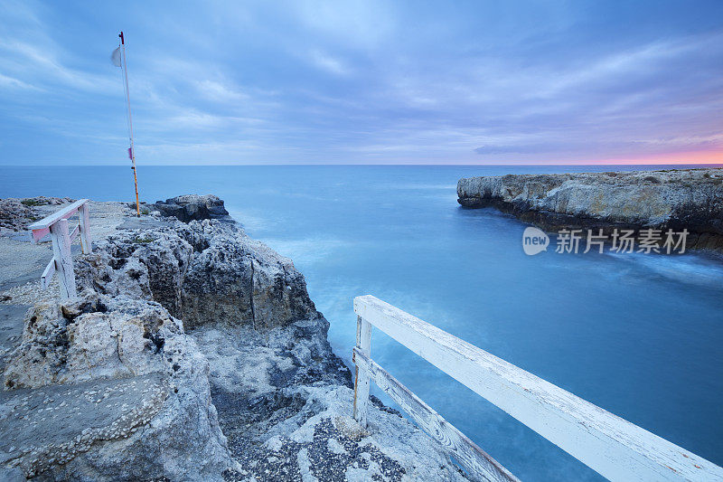 日出时意大利西西里岛的海岸线