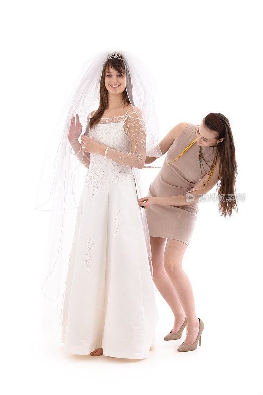 女裁缝给新娘试穿婚纱