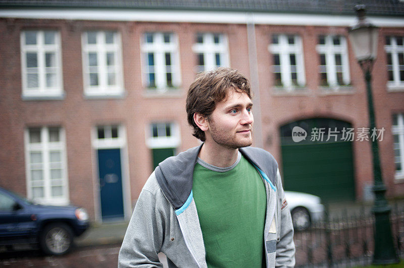 一个年轻的荷兰人走在街上
