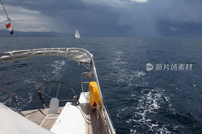 在暴风雨中航行